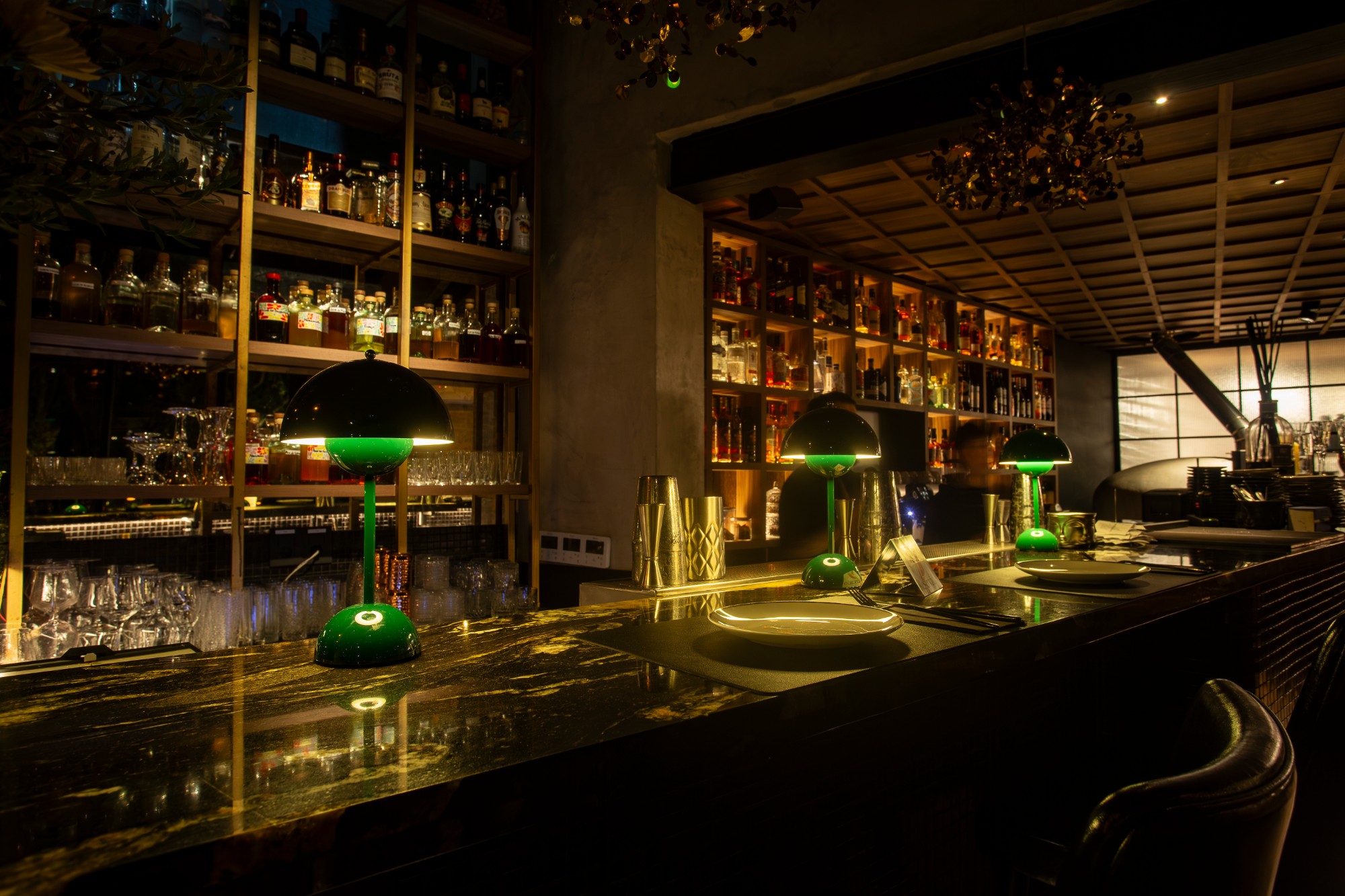 Green Ray LED — Iluminación de ambiente en bar con lámparas verdes
